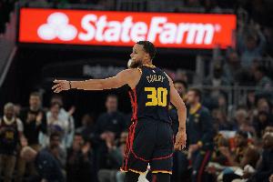 赛程安排-轻松打卡库里26分钟10投4中拿13分6助&amp;填满数据栏 正负值+24