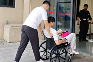 赛程安排-心系球队❤曾凡博坐轮椅入场观战总决赛G3 此前腰部重伤赛季报销