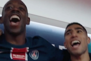 电竞下注-今个真高兴！纳赛尔在更衣室内与球员们一起唱歌庆祝夺冠