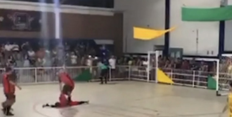 巴西五人制门将扑救点球后不幸离世，足坛陷入悲痛