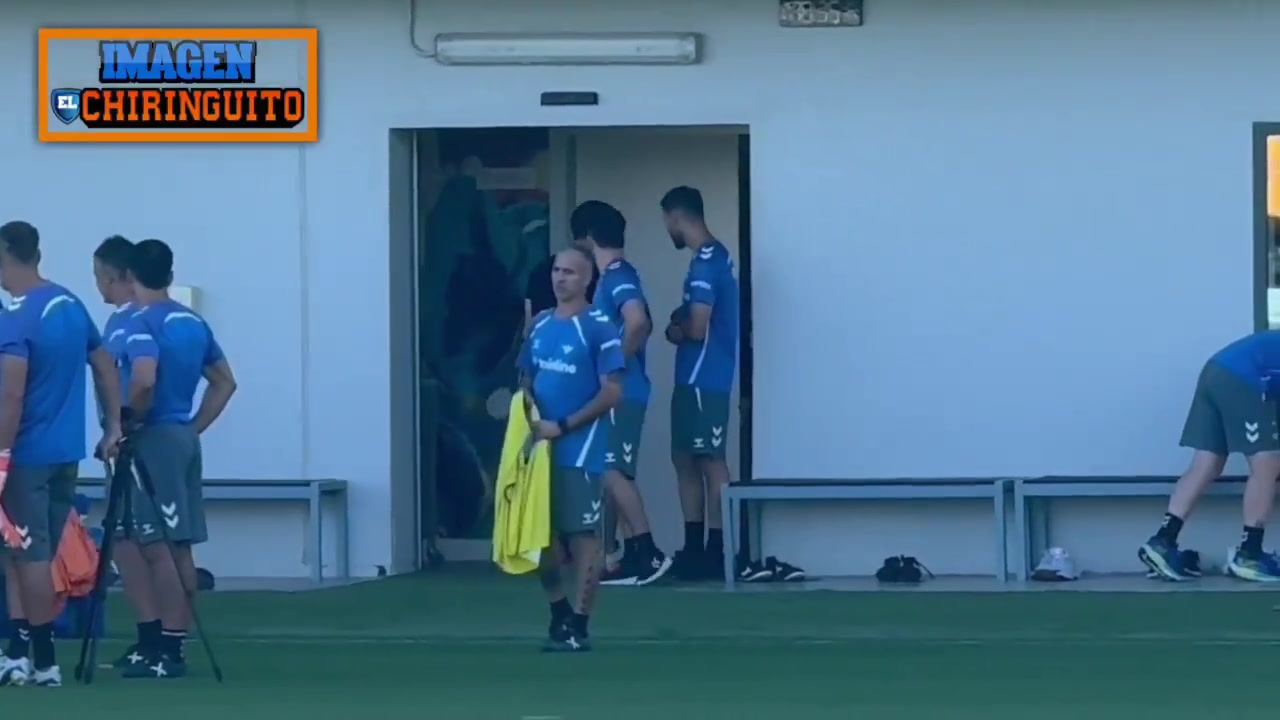 赛程安排-伊斯科拄拐现身贝蒂斯训练场，康复进展顺利获积极评估